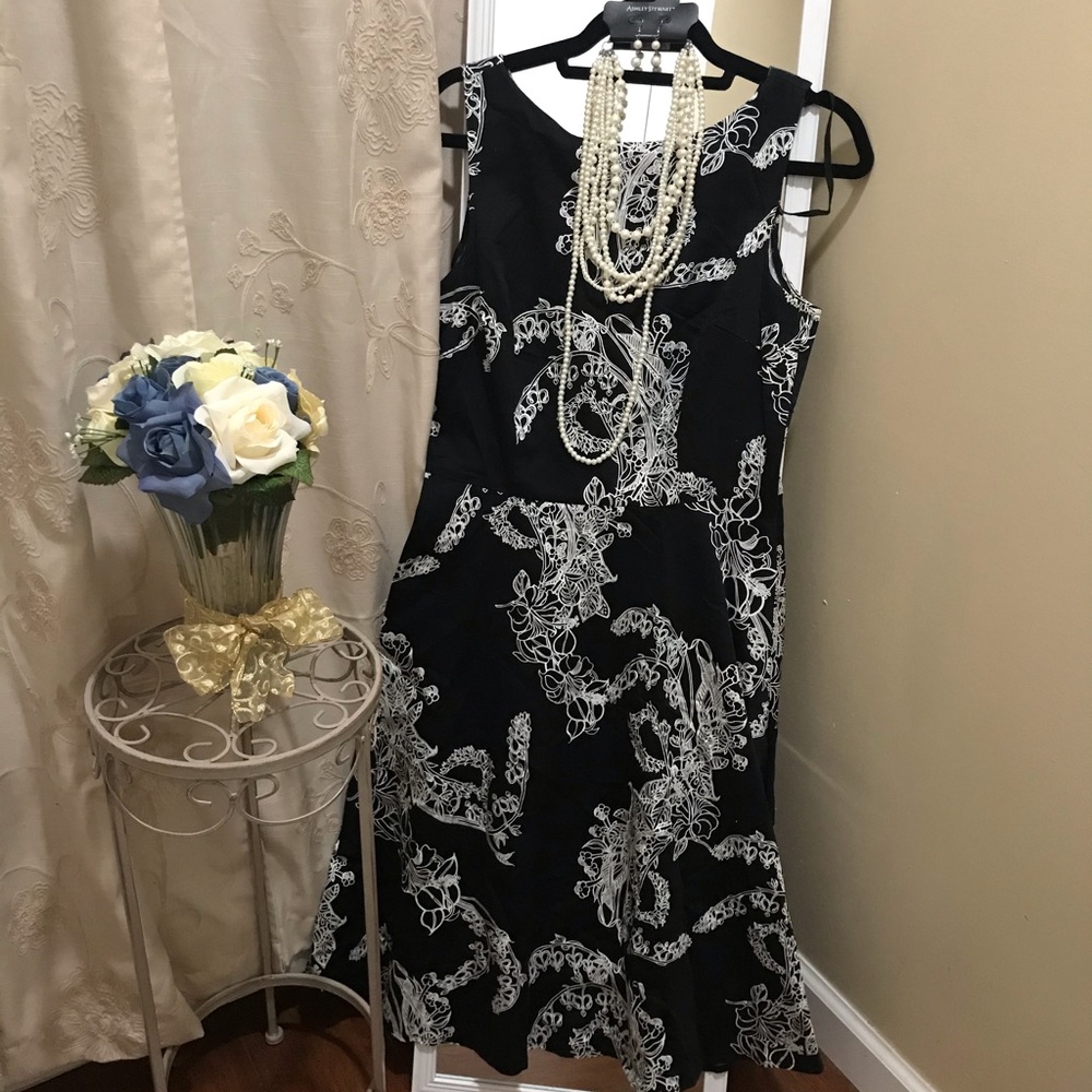La Belle Black and White Sleeveless A-line Dress 9